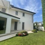 VILLA A POCHI KM DA FORTE DEI MARMI