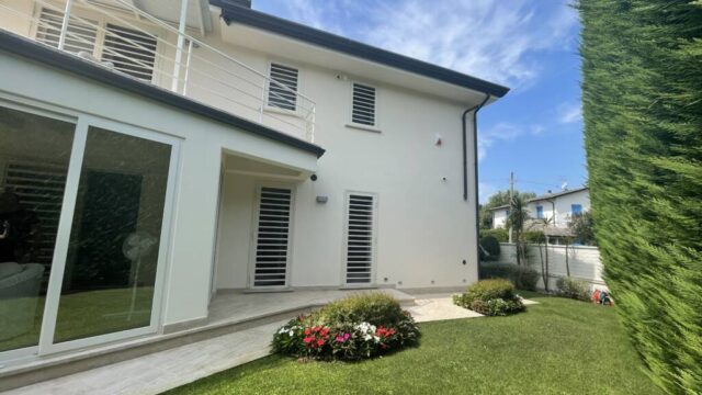 VILLA A POCHI KM DA FORTE DEI MARMI
