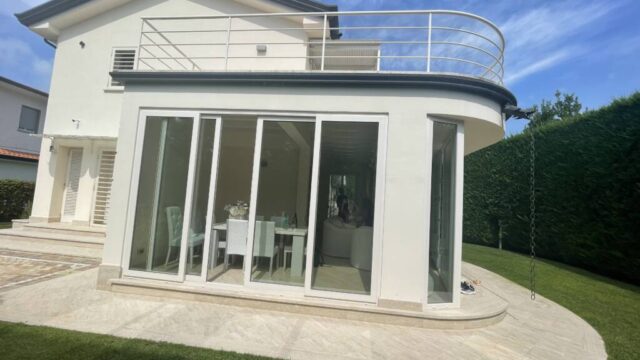 VILLA A POCHI KM DA FORTE DEI MARMI