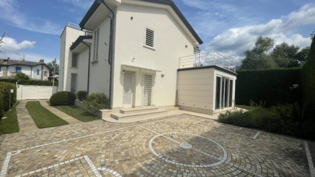 VILLA A POCHI KM DA FORTE DEI MARMI
